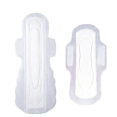 Cojines de la toalla sanitaria de las mujeres diurnas con algodón absorbente de las alas sobre la hoja