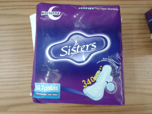 El embalaje de la servilleta sanitaria rellena los cojines menstruales de la tela absorbente impermeable