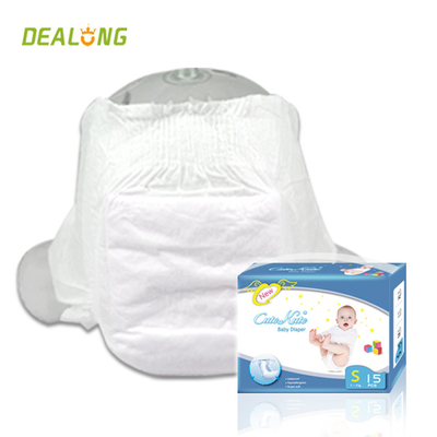 El bebé de Backsheet levanta los pantalones
