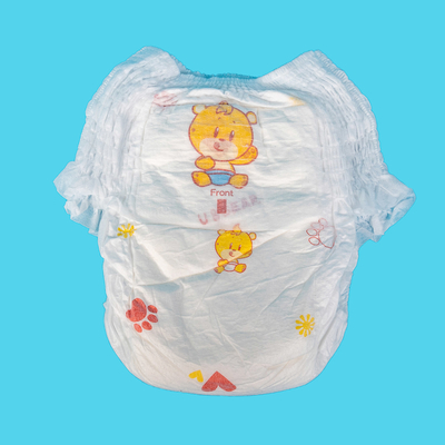 El bebé rápido de la absorción levanta los pantalones