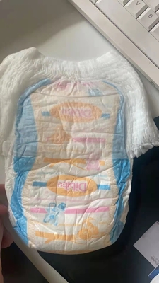 La superficie del algodón del grado B levanta el pañal de los pantalones impreso para el bebé