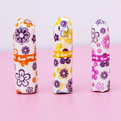 Muestra libre del absorbente de los tapones disponibles menstruales higiénicos femeninos al por mayor del algodón